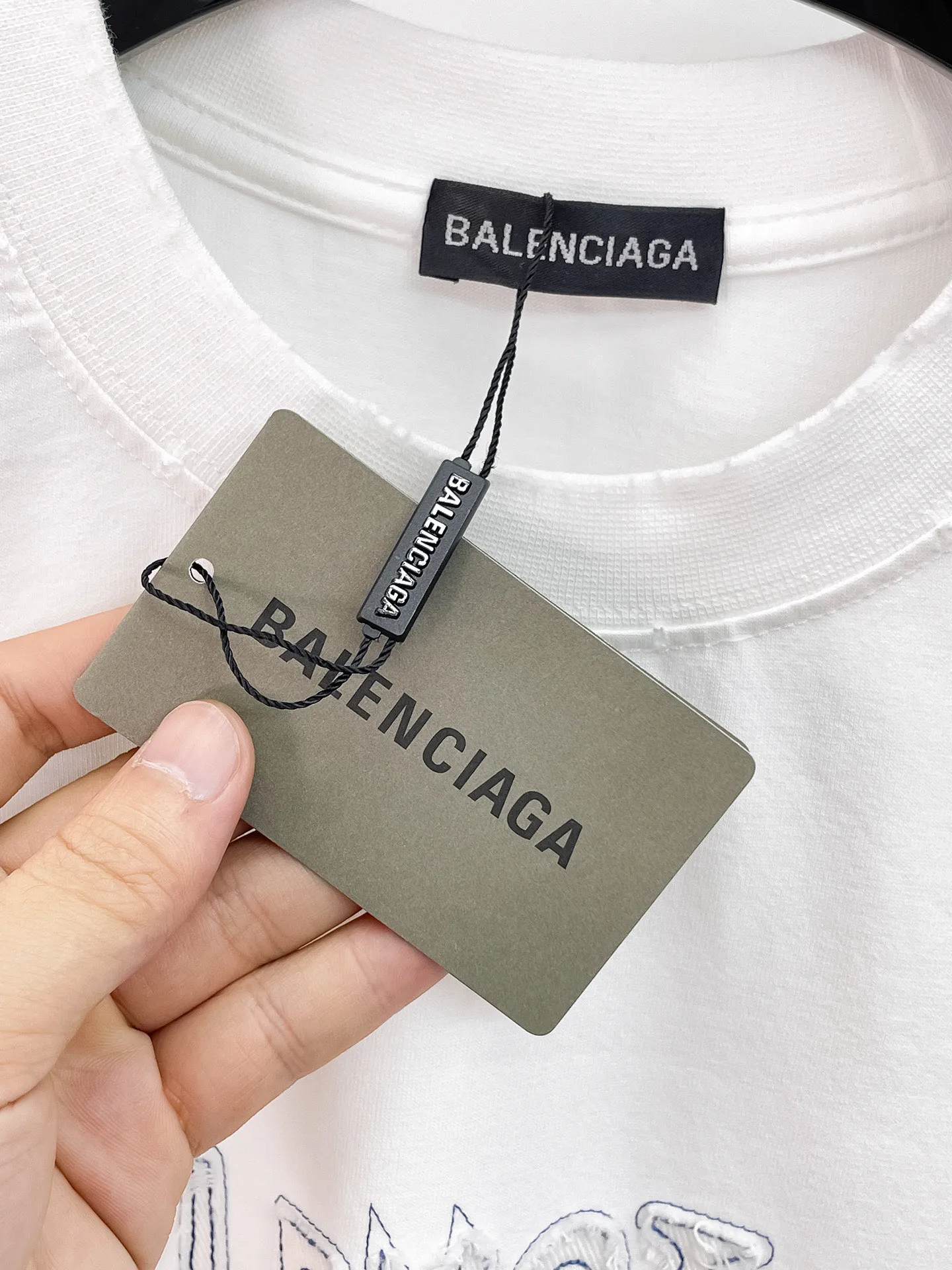 Balenciaga's high-end top-quality products 🐮2026 Spring and Summer New Arrival first counter, the latest New Arrival short-sleeved round neck T-shirt, Premium customized design, avant-garde and fashionable! Brand logo heavy craftsmanship design Premium customized 260g fabric. Soft to the touch. Comfortable to wear. Counter-level exquisite stitching. Fine workmanship. The upper body effect is incomparably handsome! A must-have item for men and women with the same style! Sizes: S~XXL When placing an order, please state your height and weight. The maximum wearing size is 210 pounds (one size larger)